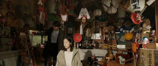 怪しい雰囲気の神具の部屋を訪ねたミョンジンとユミ