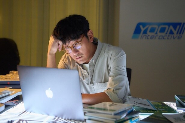 『許されざるもの』『チェイサー』『ロビー！』に至るまで…現代韓国市民の“代弁者”ハ・ジョンウの軌跡を辿る