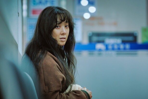 7年ぶりのスクリーン復帰となるチョン・リョウォンが事件の鍵を握る作家ドギョンを演じる