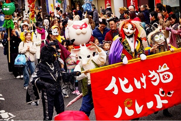 再現された「化け猫パレード」の様子。エキストラの人数がすごい！