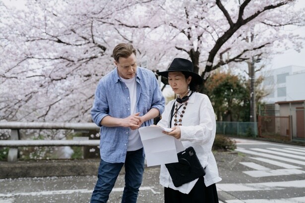 『レンタル・ファミリー』撮影中の2人