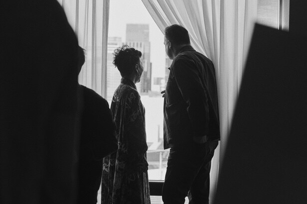 取材の合間には、2人で東京の風景を眺めていた