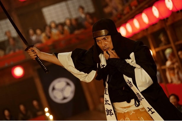 スタジオにセットが組まれた臨場感ある歌舞伎のシーンにも注目！