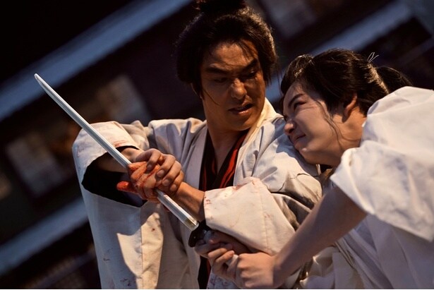 【写真を見る】長尾謙杜、北村一輝の熱演！雪が舞うなかでの仇討ちが残酷ながらも美しい…