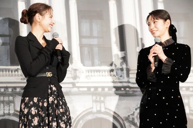 笑顔を見せ合った、當真あみと嵐莉菜