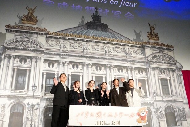 “20世紀初頭のパリ”が描かれたステージセットを背景にイベントが行われた