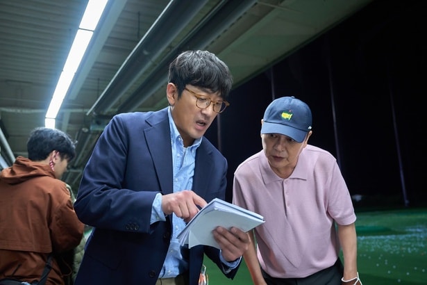 ハ・ジョンウが日本の観客に向け「ミテネ！」『ロビー！　4000億円を懸けた仁義なき18ホール』動画メッセージ＆オフィシャルインタビュー