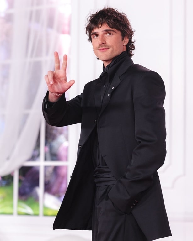 196cmの長身、スポーツで鍛えたがっしりした体格も魅力(『嵐が丘』)