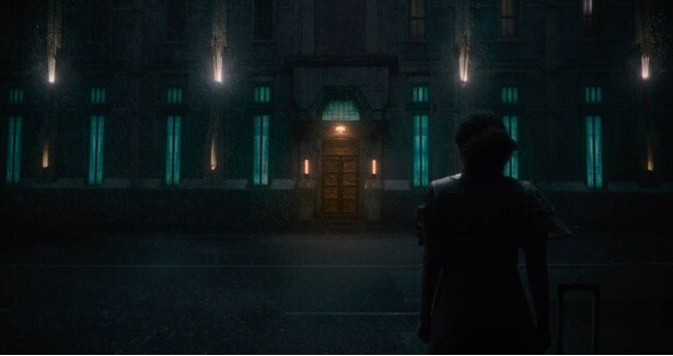 【写真を見る】不気味！セレブ御用達の高級マンション「バージル」をメイドが見上げているシーン