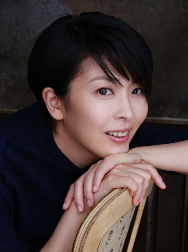 【写真を見る】松たか子が演じるのは、癒えない喪失を抱え、ひとり彫刻制作に没頭する寄子