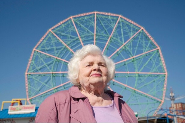 【写真を見る】84歳でアカデミー賞のノミネートされ、93歳で映画初主演！現在96歳の超ベテラン女優が主人公の老婦人を好演