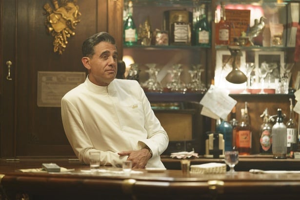 マーティン・スコセッシ監督の『アイリッシュマン』などで知られるボビー・カナヴェイルが、ハートの話し相手のバーテンダー、エディ役で出演