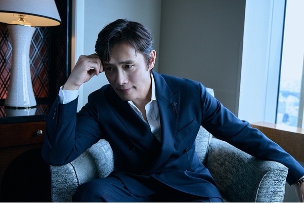 【写真を見る】『しあわせの選択』のマンスを“最も普通の人”として演じたイ・ビョンホンをスペシャルシューティング！