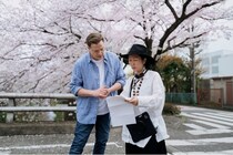 サーチライト最新作『レンタル・ファミリー』のHIKARI監督に注目。長編2作目にしてオスカー俳優ブレンダン・フレイザーと組んだ俊英に迫る