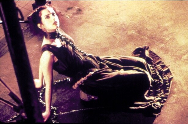 前作で少女だったサラも大人になって登場する(『THE CROW/ザ・クロウ』)