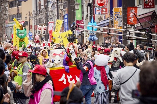 スタッフも化け猫姿で一体感がすごい！