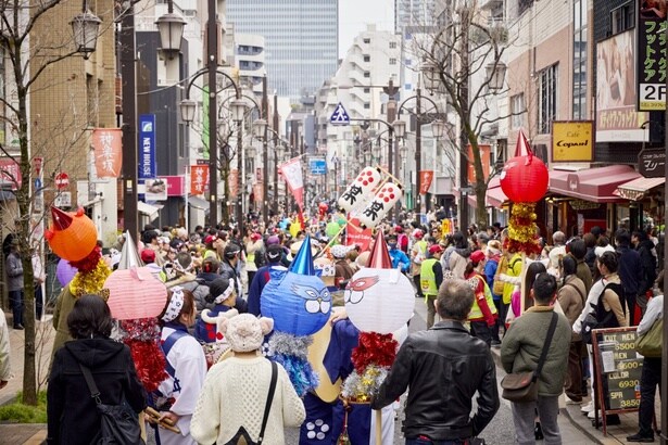 引きの視点だと、本当にお祭りをやっているようにしか見えない