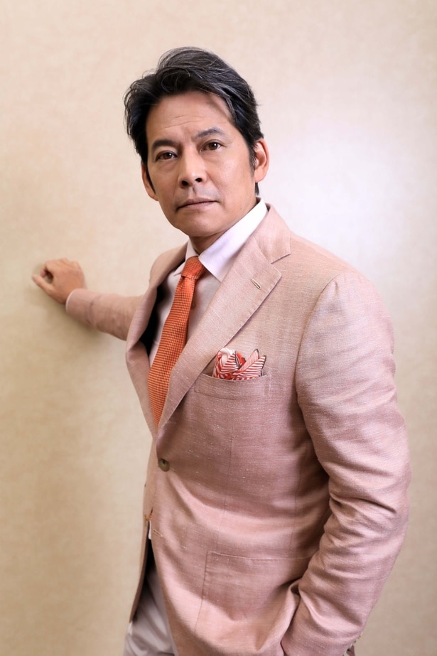 【写真を見る】ヒゲがないのが物足りない!?お茶目な一面も垣間見える、織田裕二の撮り下ろしショット！