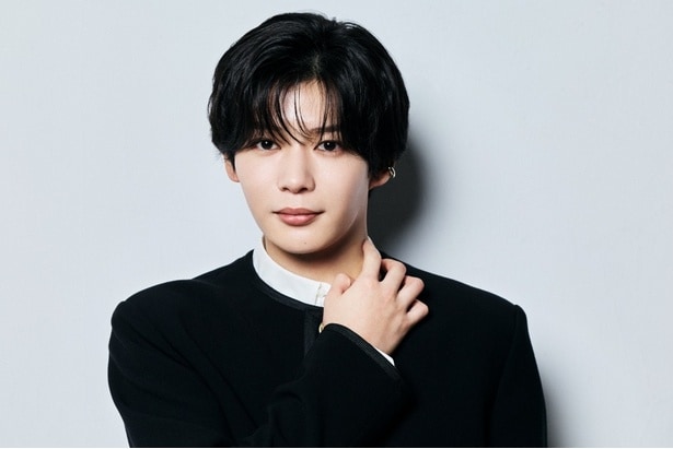 【写真を見る】気品あふれる眼差しが美しい、長尾謙杜を撮り下ろし！