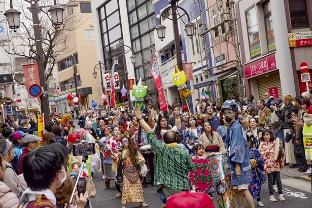 指示を出すスタッフも猫耳着用！連帯感がすごい