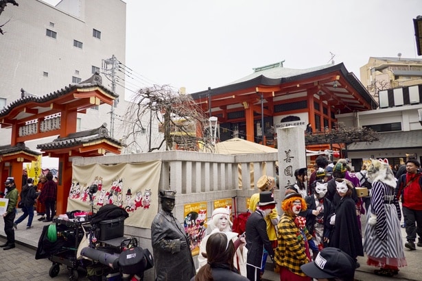 【写真を見る】エキストラも本気の仮装！1年先のお祭りを再現した神楽坂での大規模ロケ