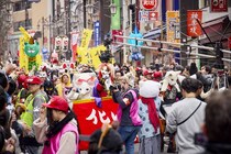 『レンタル・ファミリー』大規模ロケに潜入！日曜日の東京・神楽坂でどうやってハリウッド映画を撮影した？