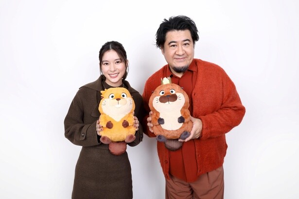 【写真を見る】ビーバーのぬいぐるみを手ににっこり。芳根京子＆小手伸也の微笑ましいツーショットを撮り下ろし！