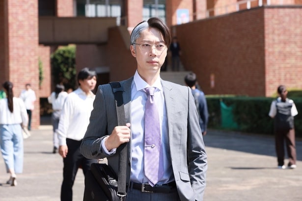 ツートーンへアスタイルの速見(⾦⽥哲)