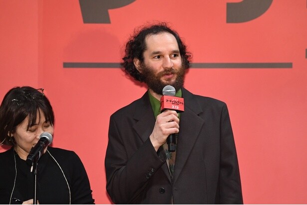 『マーティ・シュプリーム 世界をつかめ』で単独映画デビューを果たしたジョシュ・サフディ監督