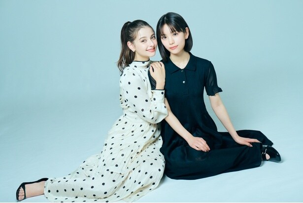 【写真を見る】お互いに寄せる信頼感と友情を明かした當真あみ＆嵐莉菜を撮り下ろし！