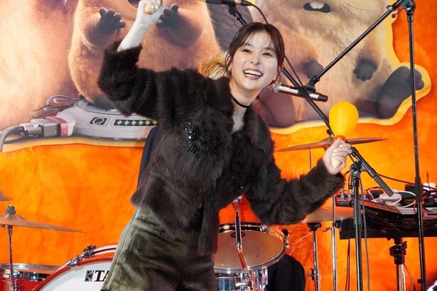 芳根京子、マラカスを振って大盛り上がり