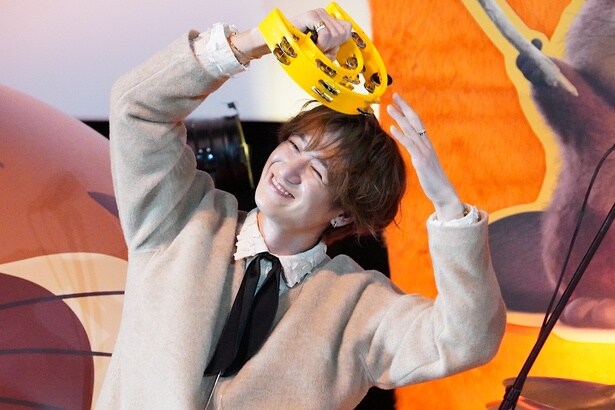 【写真を見る】宮田俊哉、タンバリンを振ってノリノリ！ピクサー声優仲間・玉森裕太にまつわるエピソードも告白