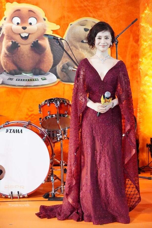 昆虫たちの頂点に立つ虫の女王役を演じる、大地真央。赤のドレス姿で輝くようなオーラを放った