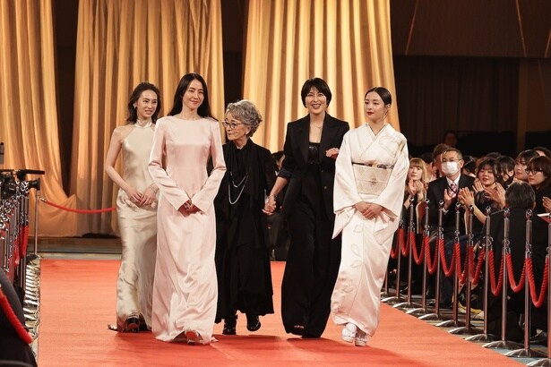 ブラックドレスの倍賞千恵子＆松たか子、手を繋いでレッドカーペットを闊歩！