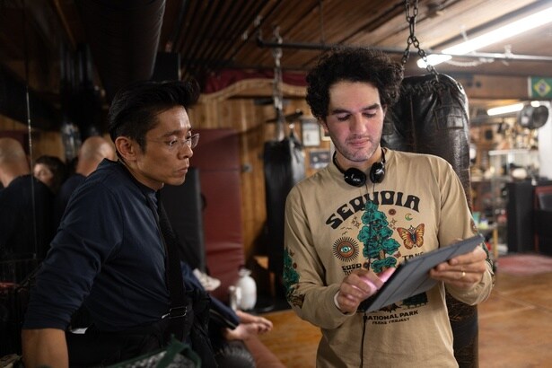 【写真を見る】メイクのカズ・ヒロとベニー・サフディ監督