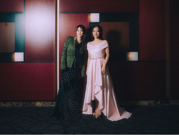 【写真を見る】エルファバとグリンダさながら！グリーン＆ピンクコーデが美しい高畑充希＆清水美依紗