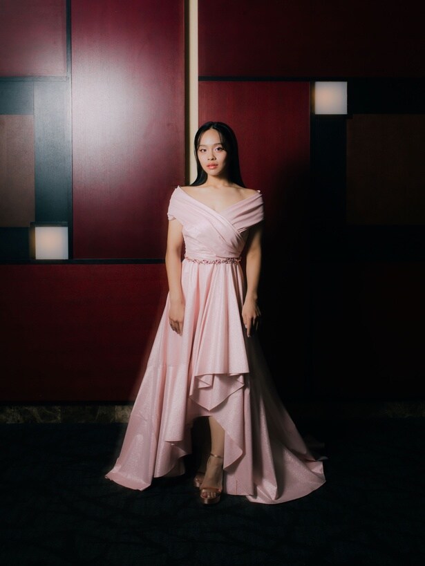 清水美依紗は、持ち前の歌唱力で明るく軽やかなグリンダを熱演