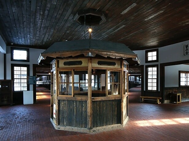 八角形の特徴的な構造をした中央見張所