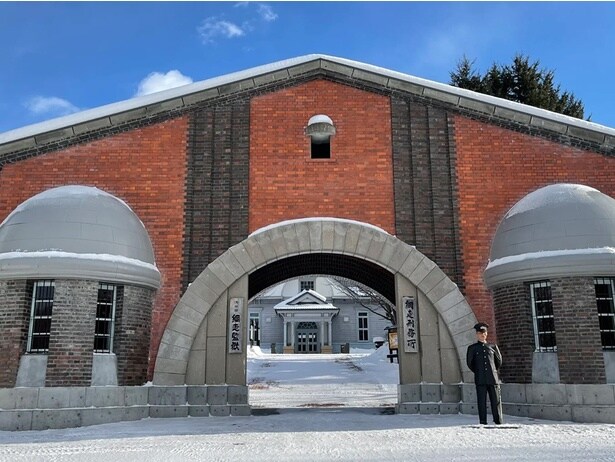 レンガで作られた堅牢な門構えの門