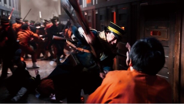 五翼放射状平屋舎房から庁舎、教誨室まで各所で死闘が展開