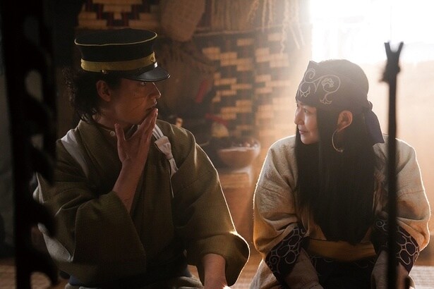 アイヌ埋蔵金とその隠し場所を記した刺青が体に彫られた囚人を追う杉元とアシリパ