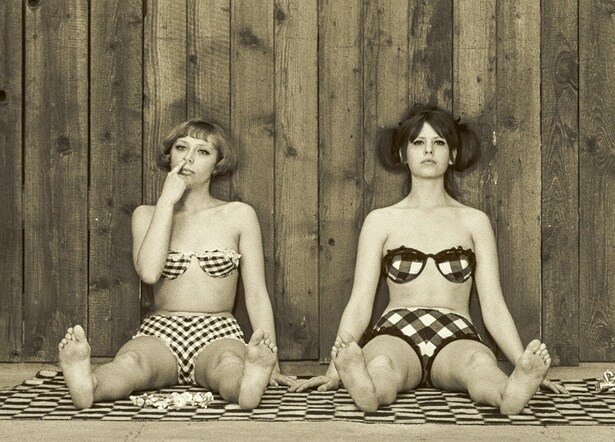 マリエを名乗る2人の女性が主人公