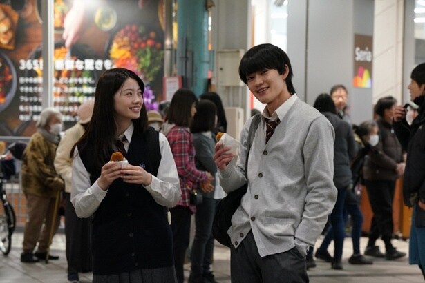 下校途中にコロッケを買うシーンの山時と南