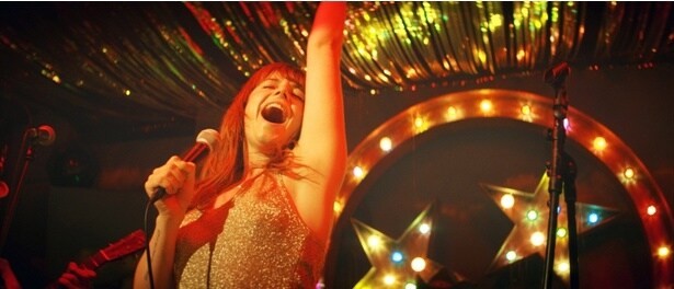 圧巻の歌唱力も彼女の持ち味の一つ(『ワイルド・ローズ』)