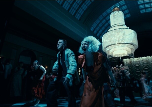 不条理な社会への怒りをぶつけるはっちゃけっぷりに注目だ(『ザ・ブライド!』)