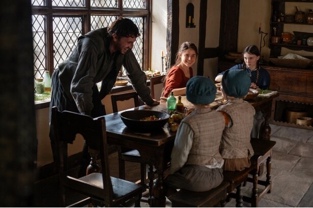 シェイクスピアの妻、アグネス役で圧巻の演技を見せている(『ハムネット』)