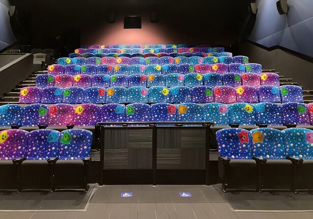 【写真を見る】「スーパーマリオシアター」では星の子チコが全シートにデザインされている