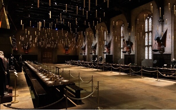 ツアーのスタートでもある大広間には、ホグワーツのゴーストも出現!?