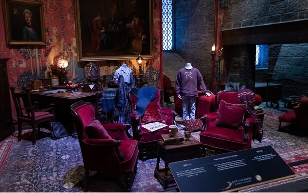 展示を見たら『ハリー・ポッターと賢者の石』をまた観たくなること間違いなし