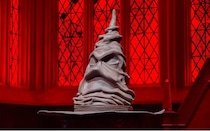 組分け帽子や透明マントに、桜田ひより＆吉川愛も大はしゃぎ！特別企画「ホグワーツからの招待状」で『ハリー・ポッターと賢者の石』の世界を体験